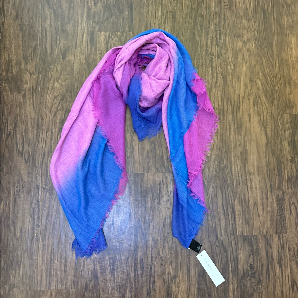 Ann Taylor amber square scarf size 50” square